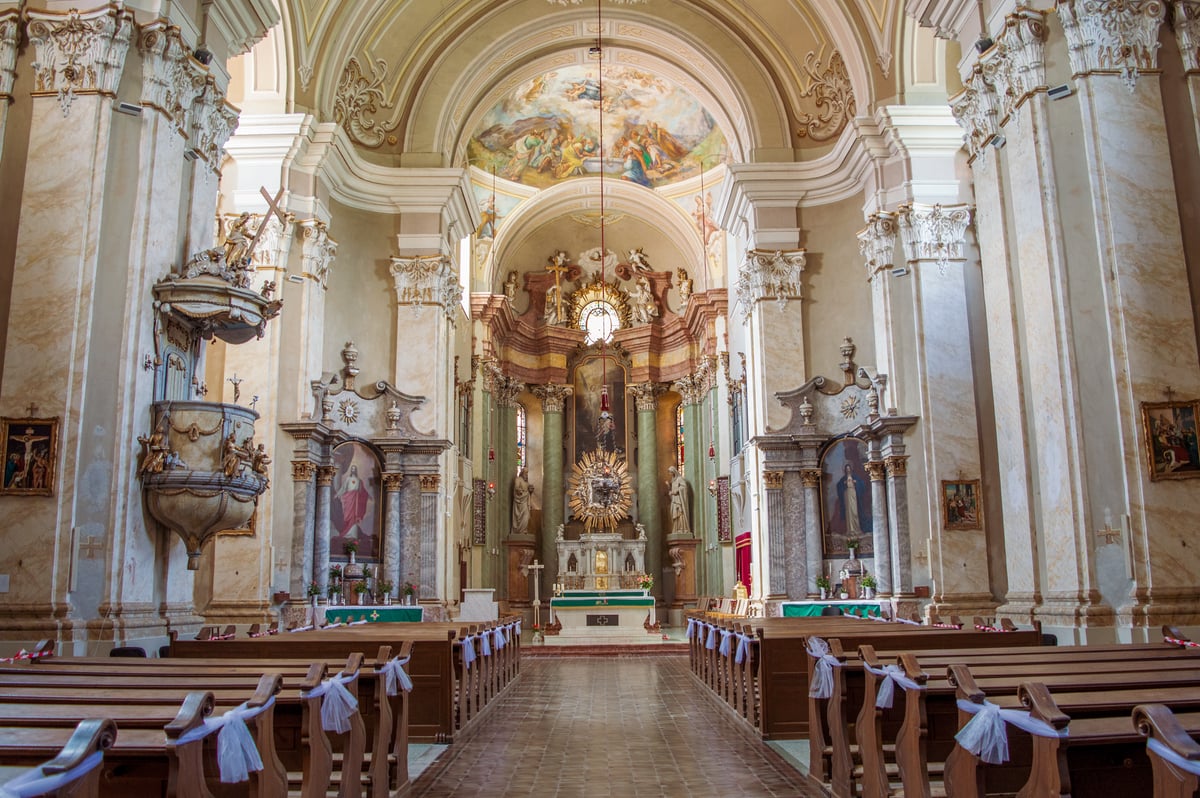 Imagem de Nossa Senhora com coração transpassado por espadas em altar