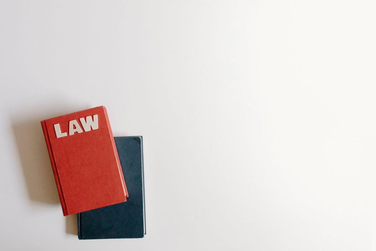 Livro de leis encadernado sobre mesa de gabinete