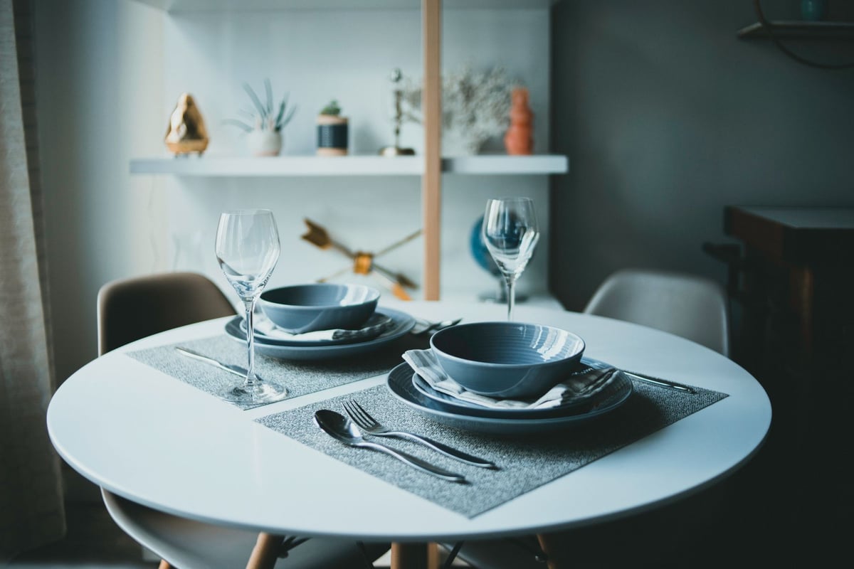 mesa posta para almoço em família, com pratos e talheres arrumados