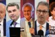 Cinco homens em diferentes ambientes falando ao microfone durante apresentações ou entrevistas