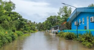 Chuva forte alaga ruas em Campo Grande