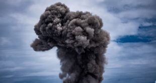 Filhote do Krakatoa em erupção prende turistas na região