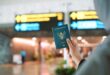 Passaporte indonésio em terminal de aeroporto, símbolo de deportação de Portugal
