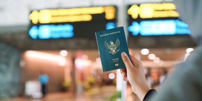 Passaporte indonésio em terminal de aeroporto, símbolo de deportação de Portugal